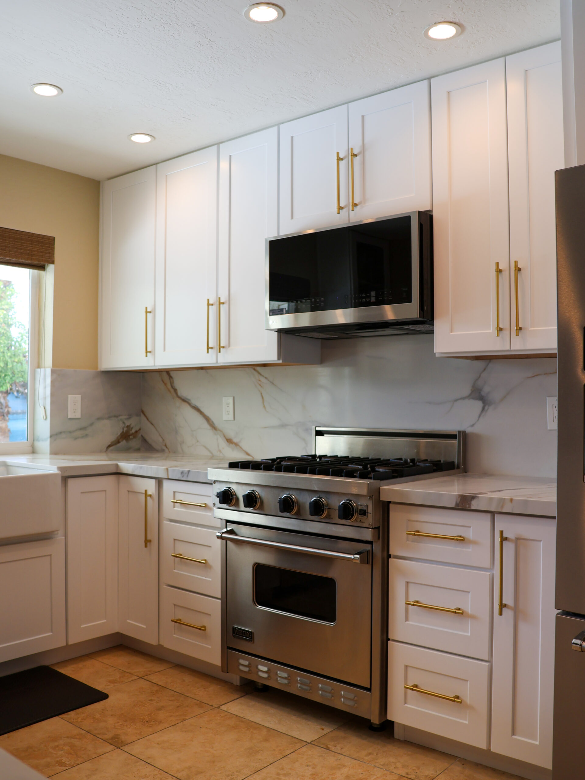 Scottsdale kitchen remodel with white shaker cabinets and gold hardware